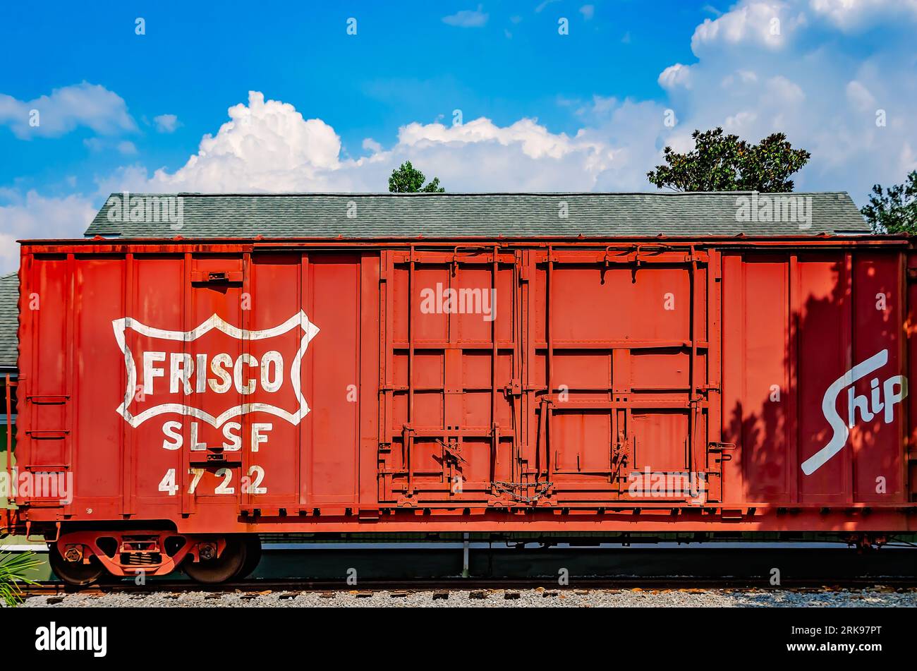 Il box car 4722 della ferrovia Saint Louis-San Francisco si trova all'esterno del Foley Train Depot, che ora ospita il Foley Railroad Museum a Foley, Alabama. Foto Stock