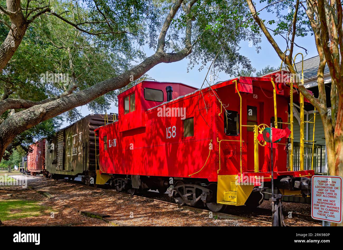 Una cabina della Louisville and Nashville Railroad si trova all'esterno dello storico Foley Train Depot, che ora ospita il Foley Railroad Museum a Foley, Alabama. Foto Stock
