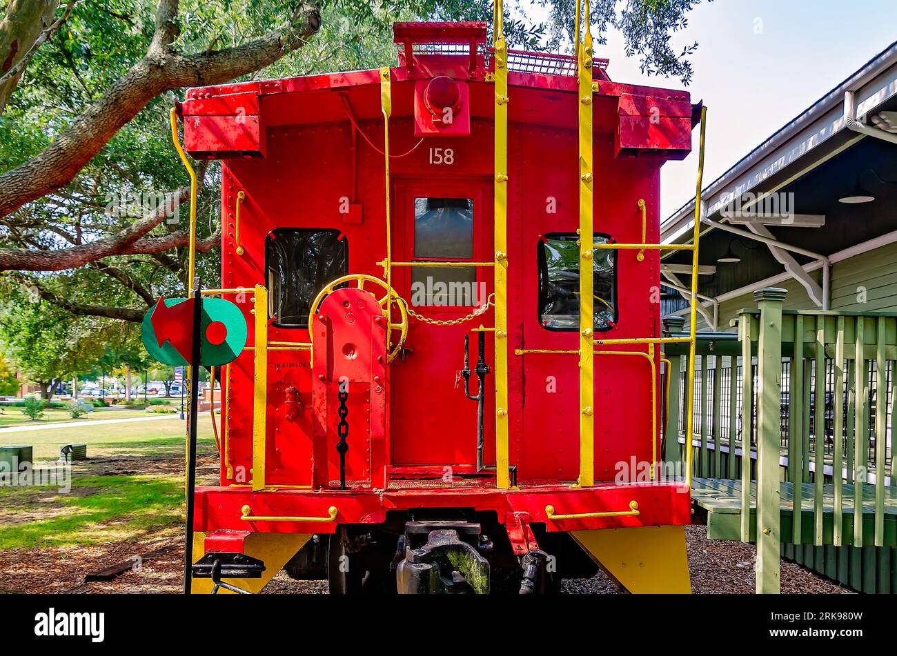 Una cabina della Louisville and Nashville Railroad si trova all'esterno dello storico Foley Train Depot, che ora ospita il Foley Railroad Museum a Foley, Alabama. Foto Stock