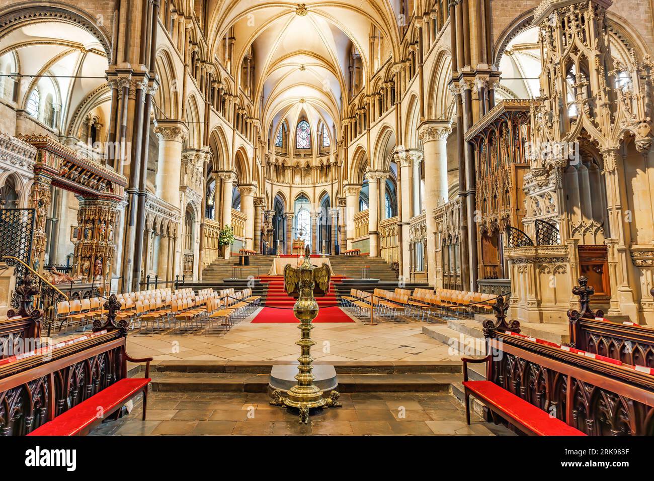 Canterbury, Regno Unito-20 maggio 2023: Vista da Lectern a forma di aquila d'oro nel coro della cattedrale di Canterbury. Chiesa cristiana nel Regno Unito. E' Archbi Foto Stock
