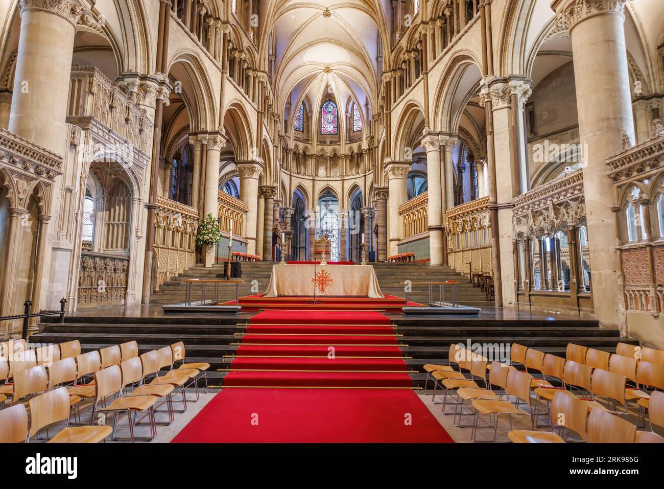Canterbury, UK-20 maggio 2023: Altare maggiore della Cattedrale di Canterbury a Canterbury, Kent. Una delle chiese cristiane più antiche e famose del Regno Unito. Il suo Arcivescovato Foto Stock