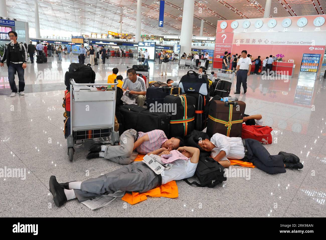 Bildnummer: 54150640 Datum: 17.06.2010 Copyright: imago/Xinhua (100617) -- PECHINO, 17 giugno 2010 (Xinhua) -- i passeggeri attendono al Terminal 3 dell'Aeroporto Internazionale di Pechino capitale a Pechino , Cina, 17 giugno 2010. Un totale di 201 voli sono stati cancellati e altri 414 sono stati ritardati a causa di una tempesta di tuoni di giovedì. (Xinhua/Luo Xiaoguang) (zcq) (1)CHINA-BEIJING-AIRPORT-STORM (CN) PUBLICATIONxNOTxINxCHN Gesellschaft Verkehr Flughafen Flugverkehr Sturm Wetter kbdig xdp premiumd xint 2010 quer o0 Flugausfall warten Passagier Flugpassagier schlafen 54150640 Data 17 06 2010 Copyright Imago XINHU Foto Stock