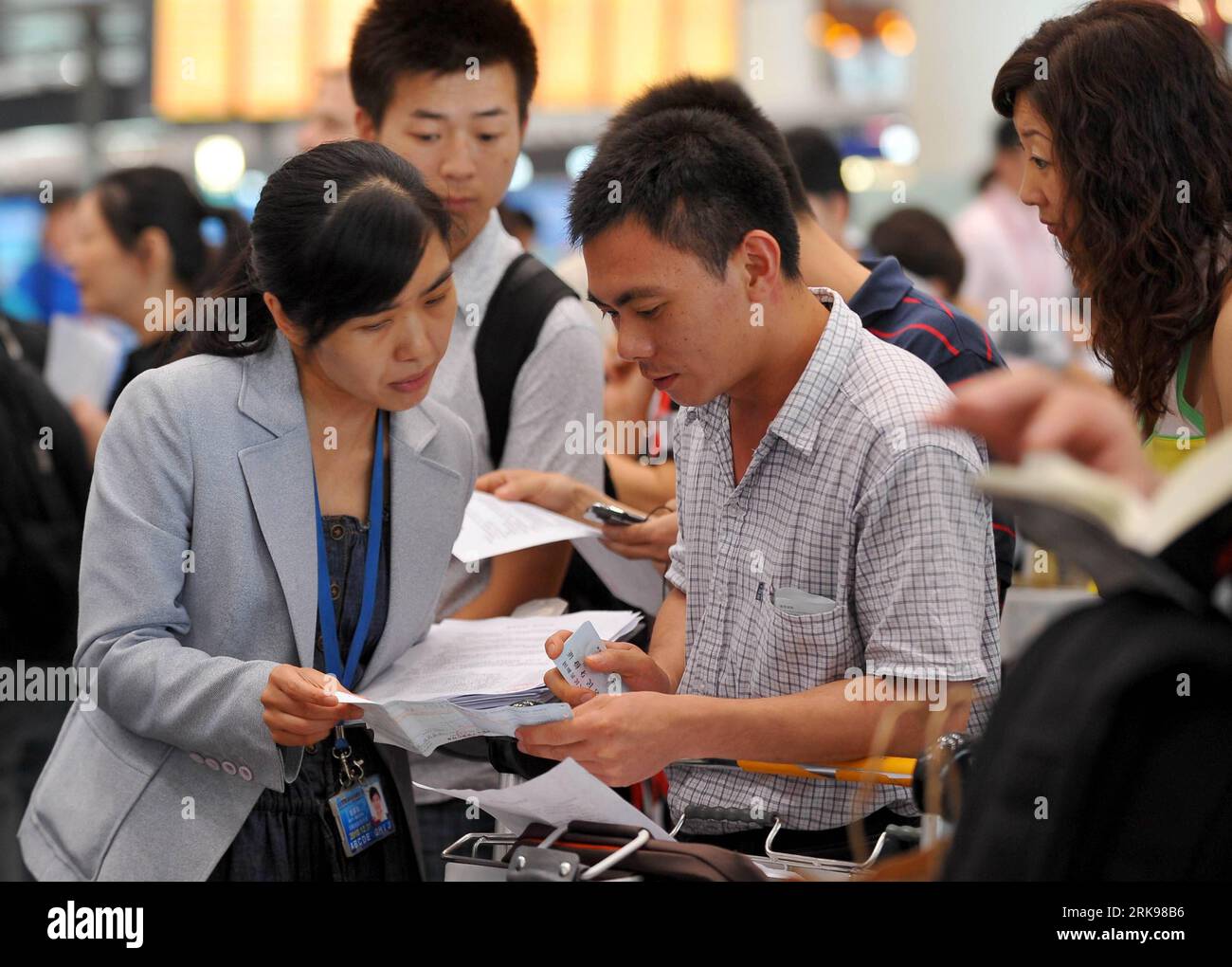 Bildnummer: 54150637 Datum: 17.06.2010 Copyright: imago/Xinhua (100617) -- PECHINO, 17 giugno 2010 (Xinhua) -- i passeggeri chiedono informazioni sui voli all'aeroporto internazionale Beijing Capital di Pechino, Cina, 17 giugno 2010. Un totale di 201 voli sono stati cancellati e altri 414 sono stati ritardati a causa di una tempesta di tuoni di giovedì. (Xinhua/Luo Xiaoguang) (zcq) (2)CHINA-BEIJING-AIRPORT-STORM (CN) PUBLICATIONxNOTxINxCHN Gesellschaft Verkehr Flughafen Flugverkehr Sturm Wetter kbdig xdp premiumd xint 2010 quer o0 Flugausfall warten Passagier Flugpassagier 54150637 Data 17 06 2010 Copyright Imago XINHU Foto Stock