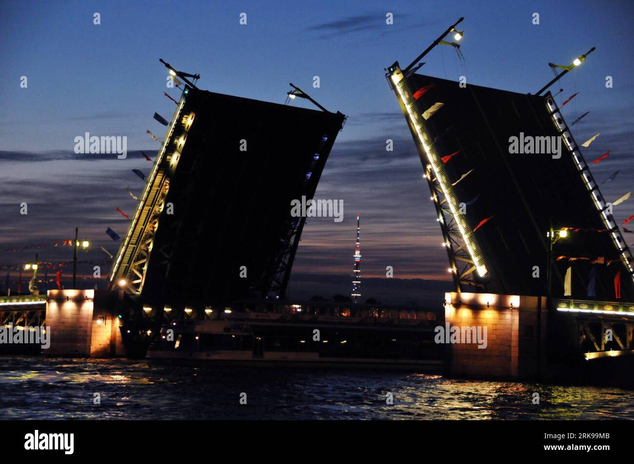 Bildnummer: 54154639 Datum: 19.06.2010 Copyright: imago/Xinhua (100619) -- ST.PETERSBURG, 19 giugno 2010 (Xinhua) -- la foto scattata nelle ore piccole il 19 giugno 2010 mostra una vista di St. Petersburg, una città russa situata a 60 latitudine nord. La durata del giorno in St. Pietroburgo può essere di quasi 20 ore nei mesi estivi, un fenomeno naturale noto come le notti bianche che si verifica in aree ad alta latitudine. (Xinhua/Liu Kai) (cl) (7)RUSSIA-ST. PETERSBURG-WHITE NIGHTS PUBLICATIONxNOTxINxCHN Gesellschaft Weiße Nächte Russland premiumd xint kbdig xkg 2010 quer o0 Beleuchtung, Brücke, Klappbrücke Bildnum Foto Stock