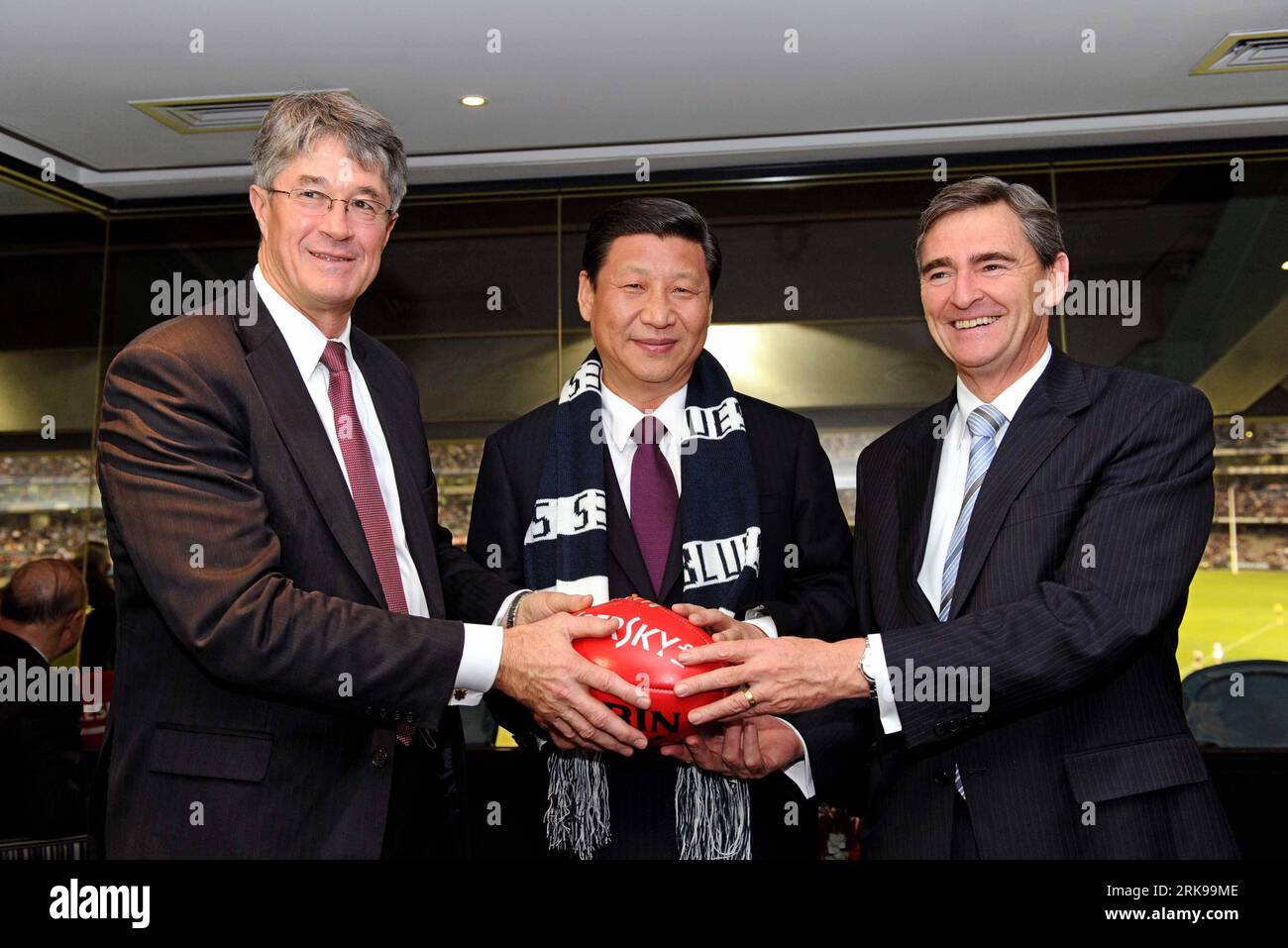 Bildnummer: 54154657 Datum: 19.06.2010 Copyright: imago/Xinhua (100619) -- MELBOURNE, 19 giugno 2010 (Xinhua) -- il vicepresidente cinese Xi Jinping (C) posa per foto con il Premier dello stato di Victoria John Brumby (R) e Mike Fitzpatrick, presidente della Commissione Australian Football League (AFL) a Melbourne, Australia, 19 giugno 2010. (Xinhua/Yao Aimin) (zcq) (2)AUSTRALIA-CINA-XI JINPING-VISIT PUBLICATIONxNOTxINxCHN People Politik premiumd xint kbdig xkg 2010 quer Bildnummer 54154657 Data 19 06 2010 Copyright Imago XINHUA Melbourne 19 giugno 2010 XINHUA Vice Presidente cinese Xi Jinping C. Foto Stock