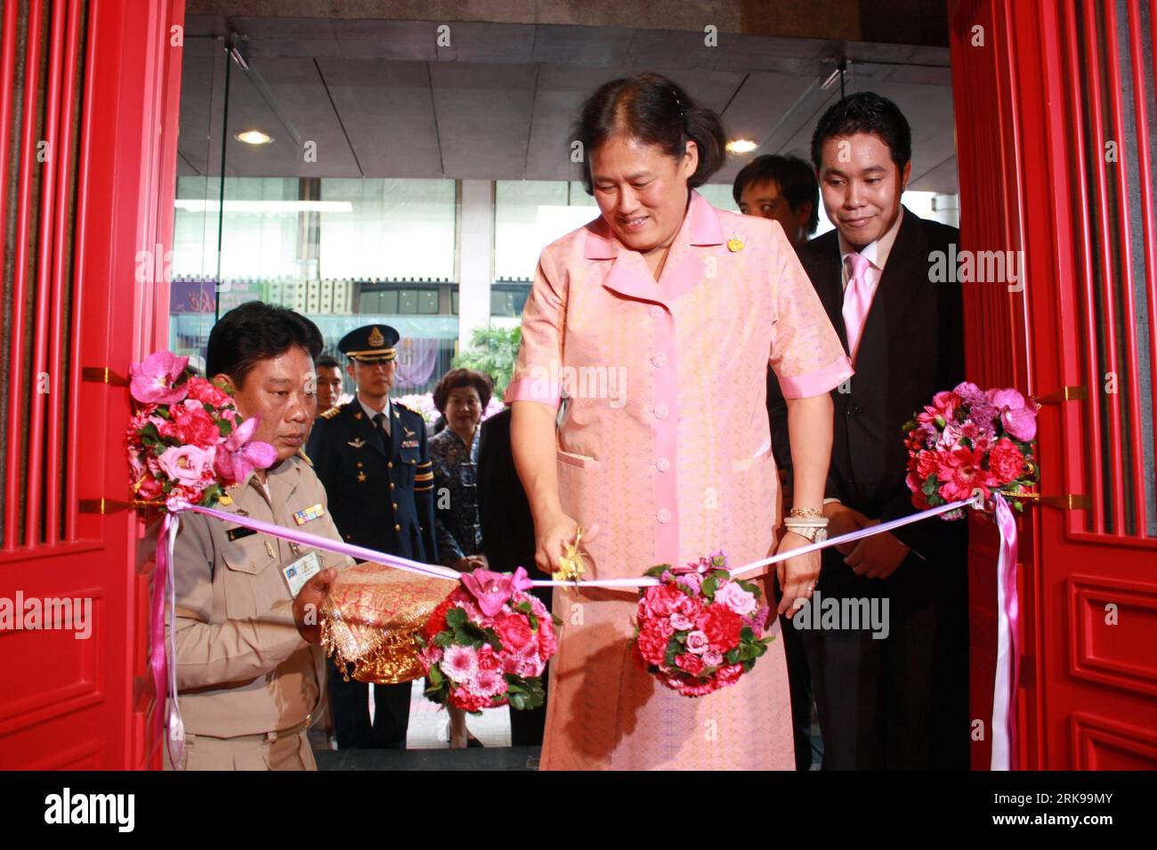 100619 -- BANGKOK, 19 giugno 2010 Xinhua -- la principessa tailandese Maha Chakri Sirindhorn taglia il nastro durante la cerimonia di apertura di un istituto per l'insegnamento della lingua cinese a Bangkok 19 giugno 2010. L'istituto ha ufficialmente aperto qui sabato. Xinhua/Huang zheyu nxl 2THAILAND-BANGKOK-CHINESE LANGUAGE-INSTITUTE PUBLICATIONxNOTxINxCHN Foto Stock