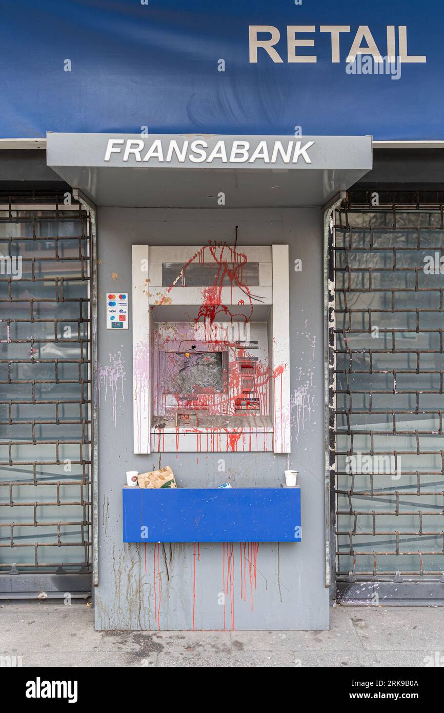 Un bancomat è danneggiato dai manifestanti a Beirut, in Libano Foto Stock