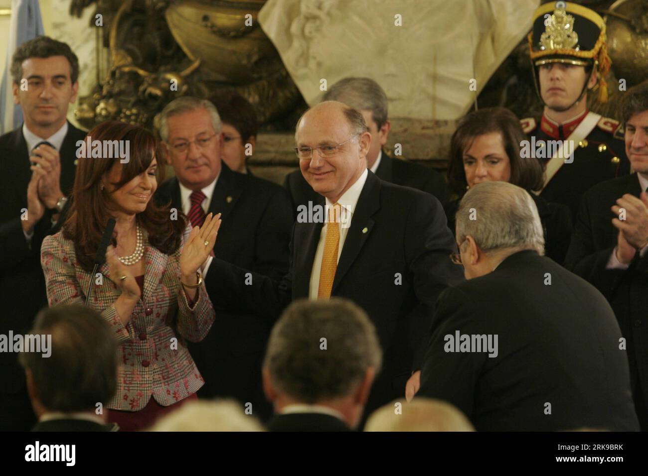 Bildnummer: 54163151 Datum: 22.06.2010 Copyright: imago/Xinhua (100622) -- BUENOS AIRES, 22 giugno 2010 (Xinhua) -- il presidente argentino Cristina Fernandez de Kirchner de Kirchner (fronte L) applaude alla cerimonia di giuramento del nuovo ministro degli Esteri argentino Hector Timerman (C) a Buenos Aires, Argentina, 22 giugno 2010. Timerman prese il comando martedì, sostituendo Jorge Taiana che si dimise il 18 giugno. (Xinhua/Martin Zabala) (zw) (3)ARGENTINA-BUENOS AIRES-MINISTRO DEGLI ESTERI-TIMERMAN-SWEAR IN PUBLICATIONxNOTxINxCHN People Politik Amtseinführung Amtseid premiumd xint kbdig xsk 2010 quer 541631 Foto Stock