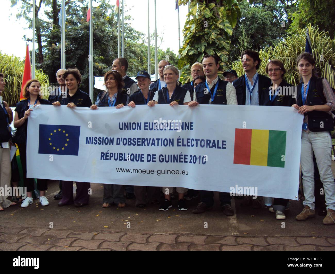 Bildnummer: 54171173 Datum: 24.06.2010 Copyright: imago/Xinhua (100624) -- ABIDJAN, 24 giugno 2010 (Xinhua) -- i membri della missione di osservazione dell'UE delle elezioni presidenziali della Guinea si pongono a Conakry, capitale della Guinea, il 24 giugno 2010, prima delle elezioni presidenziali del giugno 27. (Xinhua) (2)GUINEA-CONAKRY-ELEZIONI PUBLICATIONxNOTxINxCHN Politik Wahlen kbdig xcb 2010 quer o0 Präsidentschaftswahlen, Wahlbeobachter, Bildnummer 54171173 Data 24 06 2010 Copyright Imago XINHUA Abidjan 24 giugno 2010 XINHUA EU Observation Misson i membri delle ELEZIONI presidenziali guineane pongono A Conakry Capital of Foto Stock