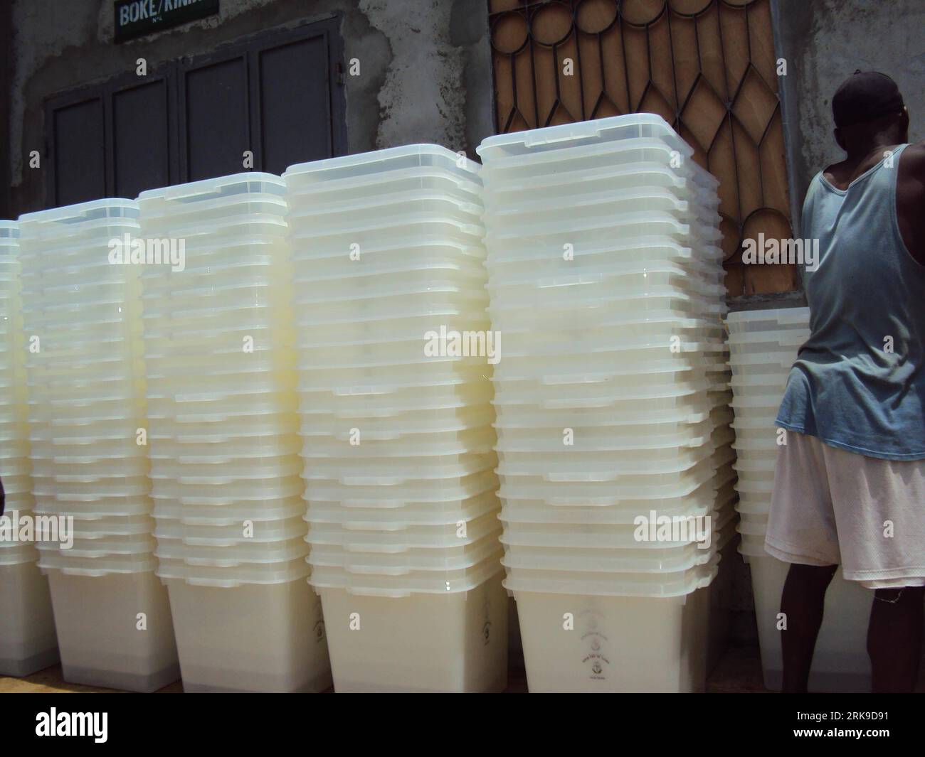 Bildnummer: 54171174 Datum: 24.06.2010 Copyright: imago/Xinhua (100624) -- ABIDJAN, 24 giugno 2010 (Xinhua) -- Un lavoratore prepara le urne per le elezioni presidenziali del giugno 27 a Conakry, capitale della Guinea, il 24 giugno 2010. (Xinhua) (1)ELEZIONI GUINEA-CONAKRY PUBLICATIONxNOTxINxCHN Politik Wahlen kbdig xcb 2010 quer o0 Präsidentschaftswahlen, Vorbereitung, Wahlurne, Wahlurnen, Objekte Bildnummer Data 24 06 2010 Copyright Imago XINHUA Abidjan 24 giugno 2010 XINHUA un lavoratore prepara le ELEZIONI presidenziali della Guinea 27 giugno 54171174 Foto Stock