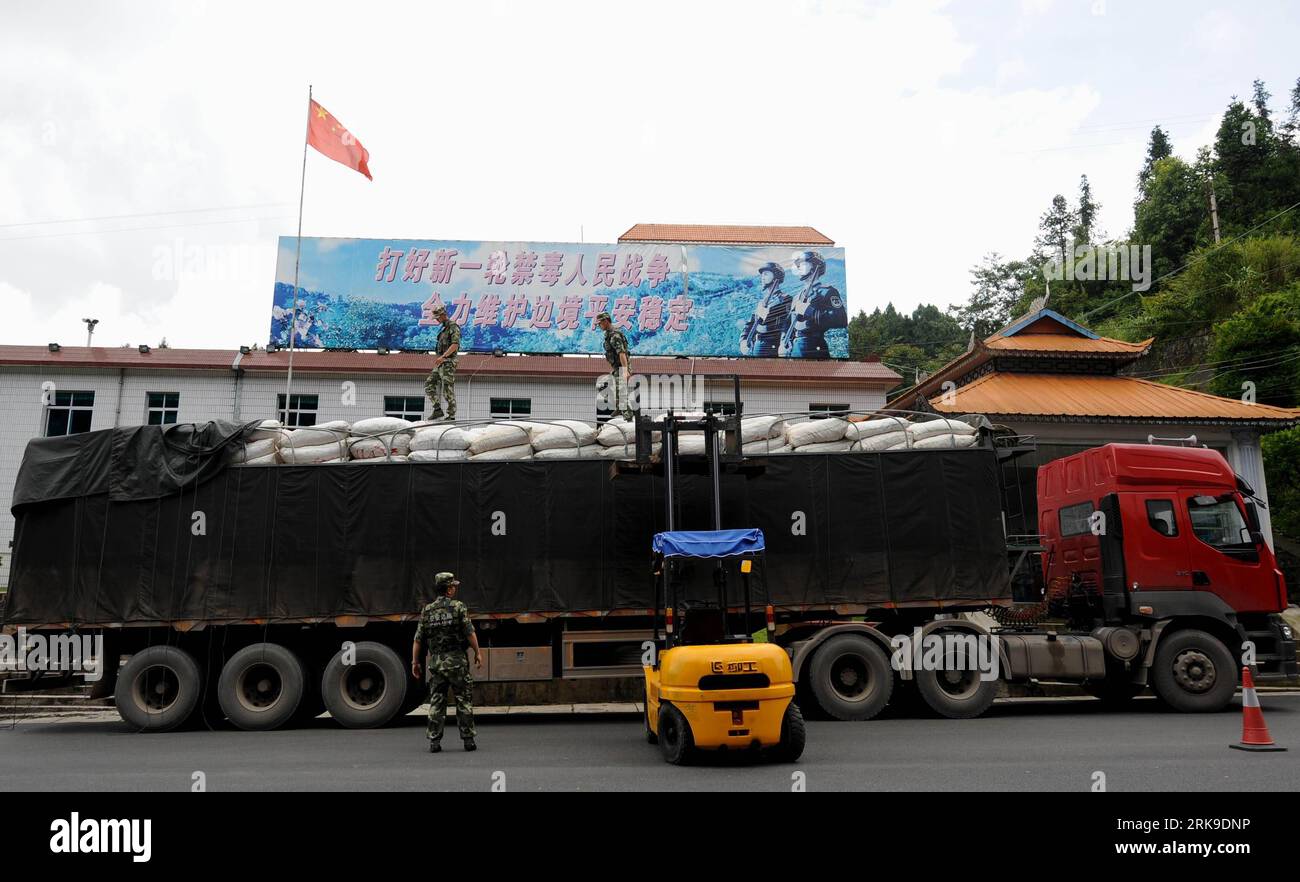 Bildnummer: 54178200 Datum: 24.06.2010 Copyright: imago/Xinhua (100626) -- DEHONG(YUNNAN), 26 giugno 2010 (Xinhua) -- i soldati di un posto di blocco ispezionano un veicolo per droghe illegali nascoste durante un'operazione anti-droga nella prefettura autonoma di dai-Jingpo di Dehong, nel sud-ovest della Cina nella provincia dello Yunnan, 24 giugno 2010. Il checkpoint di Dehong è stato fondato nel 1978 e si trova vicino al Myanmar e all'area del Triangolo d'Oro, la famosa base di produzione di droga. Più di 2000 veicoli vengono ispezionati ogni giorno e vari farmaci di oltre 1 tonnellata vengono confiscati ogni anno al checkpoint. (Xinhua/Lin Yiguang Foto Stock
