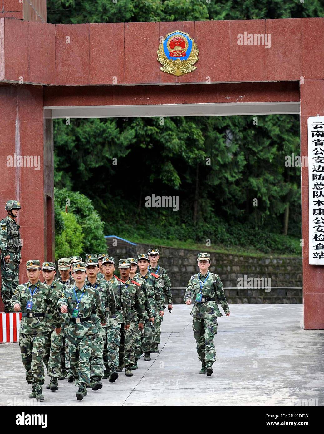 Bildnummer: 54178199 Datum: 24.06.2010 Copyright: imago/Xinhua (100626) -- DEHONG(YUNNAN), 26 giugno 2010 (Xinhua) -- soldati si preparano a portare avanti un'operazione antidroga in un posto di blocco nella prefettura autonoma di dai-Jingpo di Dehong, nella provincia dello Yunnan della Cina sud-occidentale, 24 giugno 2010. Il checkpoint di Dehong è stato fondato nel 1978 e si trova vicino al Myanmar e all'area del Triangolo d'Oro, la famosa base di produzione di droga. Più di 2000 veicoli vengono ispezionati ogni giorno e vari farmaci di oltre 1 tonnellata vengono confiscati ogni anno al checkpoint. (Xinhua/Lin Yiguang) (zhs) (2)CHINA-YUNNAN-DRUG-poli Foto Stock