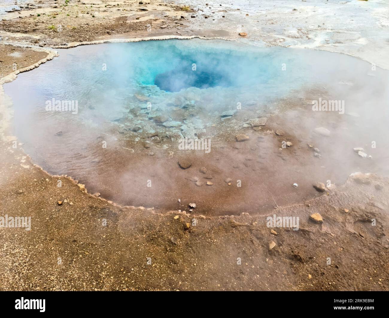 Sorgenti termali fumanti sui campi vulcanici di zolfo dell'Islanda Foto Stock