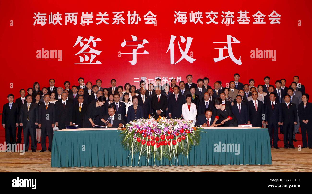 100629 -- CHONGQING, 29 giugno 2010 Xinhua -- Chen Yunlin 2nd R, front, presidente dell'Associazione continentale per le relazioni attraverso lo stretto di Taiwan ARATS, partecipa alla cerimonia di firma del tanto atteso accordo quadro di cooperazione economica ECFA, con Chiang pin-kung 2nd L Front, Presidente della Straits Exchange Foundation SEF, con sede a Taiwan, nel comune di Chongqing, Cina sud-occidentale, 29 giugno 2010. Xinhua/Chen Jianli wjd 2CHINA-CHONGQING-CONTINENTE-TAIWAN-ACCORDO CN PUBLICATIONxNOTxINxCHN Foto Stock