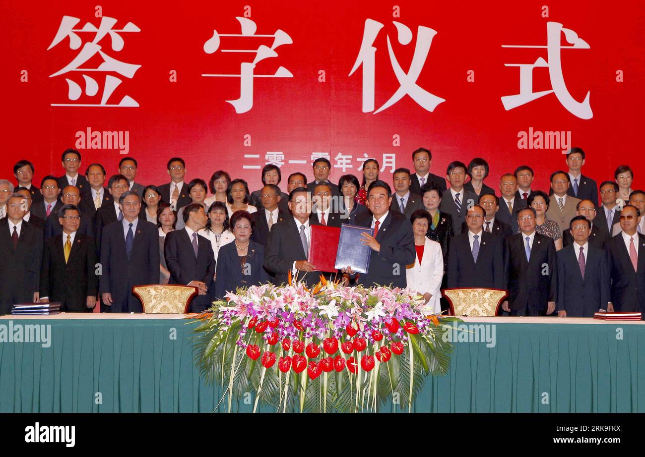 100629 -- CHONGQING, 29 giugno 2010 Xinhua -- il fronte Chen Yunlin R, presidente dell'Association for Relations Across the Taiwan Straits ARATS, partecipa alla cerimonia di firma del tanto atteso accordo quadro di cooperazione economica ECFA, con il fronte Chiang pin-kung L, presidente della Straits Exchange Foundation SEF, con sede a Taiwan, nel comune di Chongqing, nel sud-ovest della Cina, il 29 giugno 2010. Xinhua/Chen Jianli wjd 1CHINA-CHONGQING-CONTINENTE-TAIWAN-ACCORDO CN PUBLICATIONxNOTxINxCHN Foto Stock
