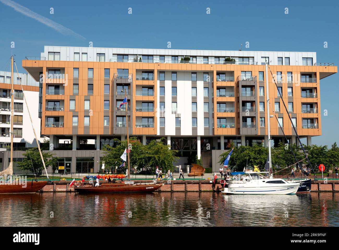Edifici residenziali moderni di Invest Komfort presso il fiume Motlawa nel centro storico di Danzica, Polonia, Europa, UE Foto Stock