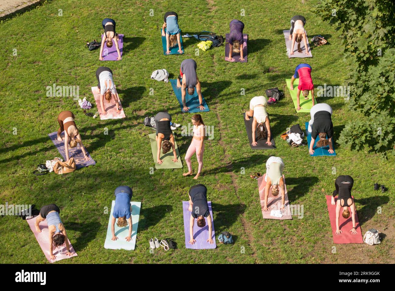 Corso di yoga all'aperto del fine settimana nell'area verde di Garnizon nel quartiere di Wrzeszcz , Danzica, Polonia, Europa, UE Foto Stock