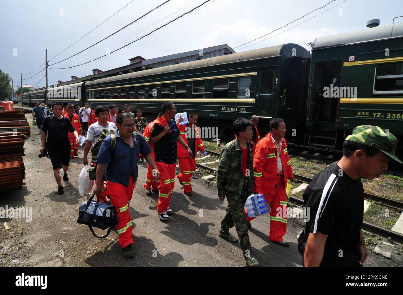 Bildnummer: 54195787 Datum: 30.06.2010 Copyright: imago/Xinhua (100701) -- MUDANJIANG, 1 luglio 2010 (Xinhua) -- i professionisti antincendio forestali salgono sui treni diretti verso la zona degli incendi boschivi nei monti Hinggan, in una sezione di transito ferroviario, nella città di Mudanjiang, nella provincia di Heilongjiang, nella Cina nord-orientale, 30 giugno 2010. Più di 13.000 vigili del fuoco sono stati mobilitati per spegnere gli incendi boschivi innescati dall'illuminazione individuati sabato nel nord-est della Cina, mentre il continuo clima caldo alimenta i loro sforzi nei 5 giorni precedenti. Circa 6.000 professionisti dei vigili del fuoco aggiuntivi vengono inviati a ste Foto Stock