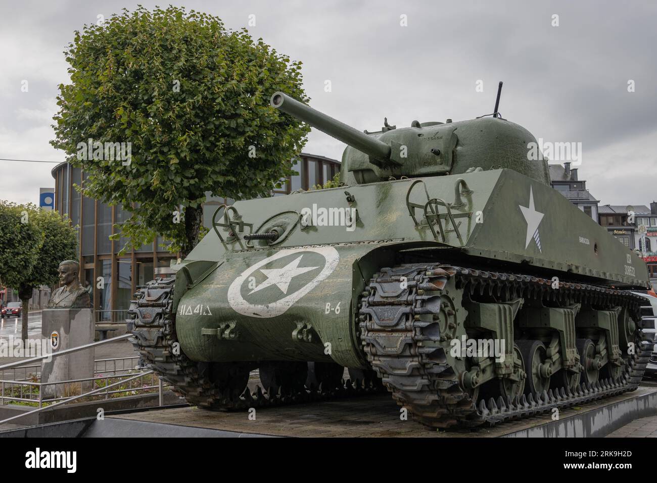 Carro armato Sherman esposto in Place McAuliffe, Bastogne, Belgio, un importante memoriale della Seconda Guerra Mondiale nel centro storico della città. Foto Stock