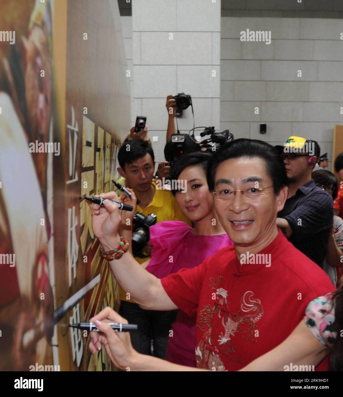 Bildnummer: 54197338 Datum: 01.07.2010 Copyright: imago/Xinhua (100702) - JINAN, 2 luglio 2010 (Xinhua) - Liu Xiao Ling Tong, il protagonista di Monkey King, firma la cerimonia di premiere nazionale della serie TV tridimensionale Wu Cheng en e il suo capolavoro di viaggio in Occidente, con un fantasma effetto video stereoscopico per rievocare questo popolare romanzo di mito cinese, all'interno dello studio della stazione TV Qi Lu, a Ji nan, nella provincia dello Shandong della Cina orientale, il 1° luglio 2010. (Xinhua/cui Pengsen) (px) (5)CHINA-JINAN-3D TV SERIES-PREMIERE CEREMONY(CN) PUBLICATIONxNOTxINxCHN People Foto Stock