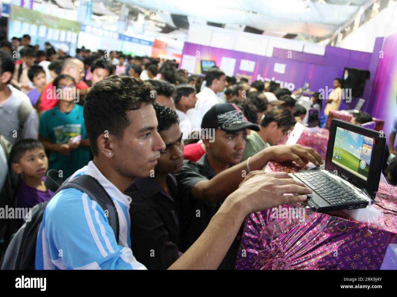 Bildnummer: 54199737 Datum: 03.07.2010 Copyright: imago/Xinhua (100703) -- KATHMANDU, 3 luglio 2010 (Xinhua) -- i visitatori nepalesi provano un computer portatile di piccole dimensioni all'Info Trade Fair and Exhibition 2010 a Kathmandu, capitale del Nepal, 3 luglio 2010. La fiera di cinque giorni, organizzata dall'Information Communication and Technology Association of Nepal (TIC), è iniziata il 1° luglio. L'esposizione ha esposto vari prodotti IT innovativi di marchi come Acer, Intel e Microsoft. (Xinhua/Bimal Gutam) (hdt) (1)NEPAL-KATHMANDU-INFO TRADE FAIR-EXHIBITION PUBLICATIONxNOTxINxCHN Wirtschaft Mess Foto Stock