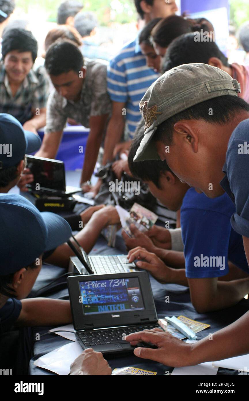 Bildnummer: 54199738 Datum: 03.07.2010 Copyright: imago/Xinhua (100703) -- KATHMANDU, 3 luglio 2010 (Xinhua) -- i visitatori nepalesi provano un computer portatile di piccole dimensioni all'Info Trade Fair and Exhibition 2010 a Kathmandu, capitale del Nepal, 3 luglio 2010. La fiera di cinque giorni, organizzata dall'Information Communication and Technology Association of Nepal (TIC), è iniziata il 1° luglio. L'esposizione ha esposto vari prodotti IT innovativi di marchi come Acer, Intel e Microsoft. (Xinhua/Bimal Gutam) (hdt) (4)NEPAL-KATHMANDU-INFO TRADE FAIR-EXHIBITION PUBLICATIONxNOTxINxCHN Wirtschaft Mess Foto Stock