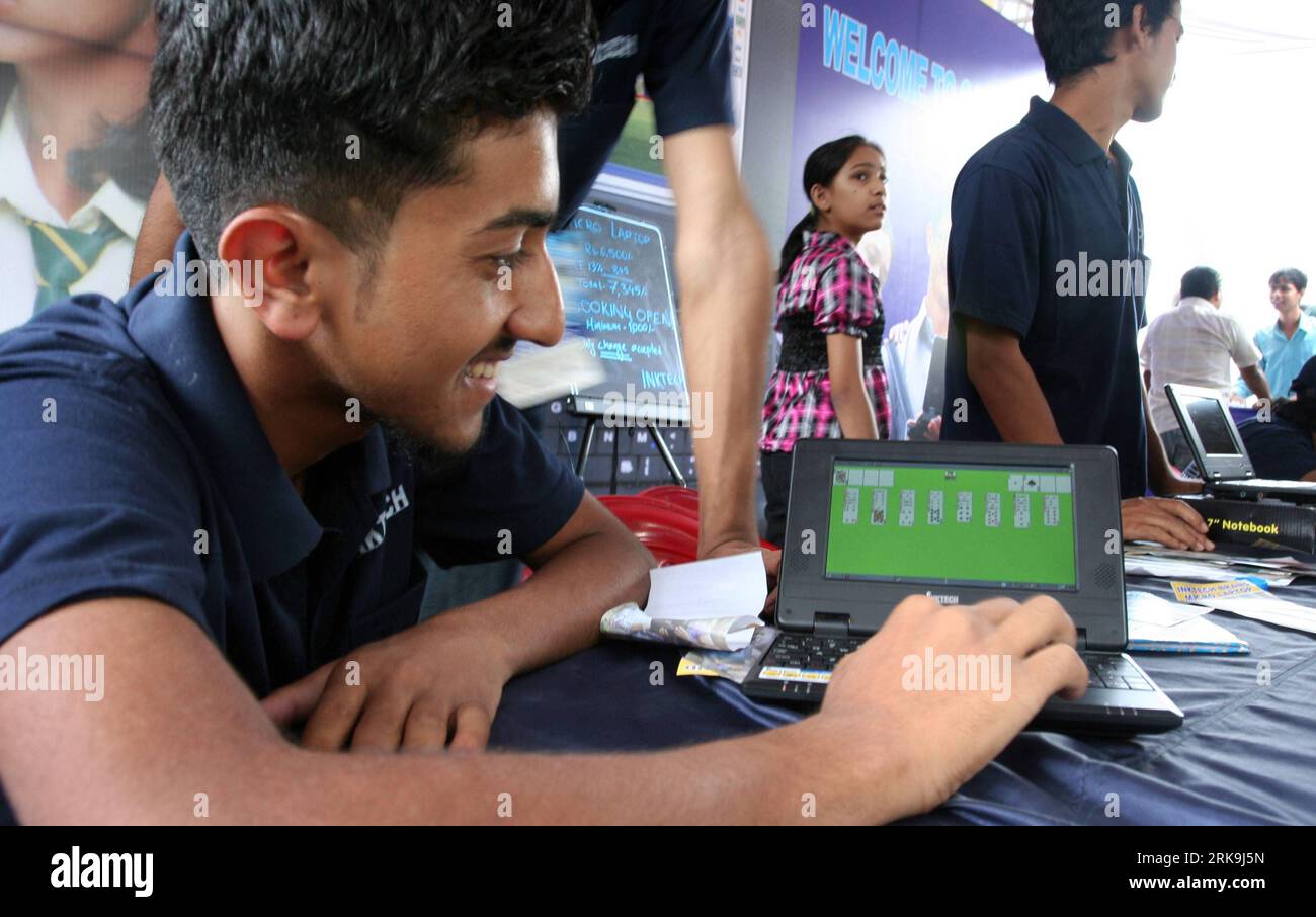Bildnummer: 54199739 Datum: 03.07.2010 Copyright: imago/Xinhua (100703) -- KATHMANDU, 3 luglio 2010 (Xinhua) -- Un nepalese prova un portatile di piccole dimensioni all'Info Trade Fair and Exhibition 2010 a Kathmandu, capitale del Nepal, 3 luglio 2010. La fiera di cinque giorni, organizzata dall'Information Communication and Technology Association of Nepal (TIC), è iniziata il 1° luglio. L'esposizione ha esposto vari prodotti IT innovativi di marchi come Acer, Intel e Microsoft. (Xinhua/Bimal Gutam) (hdt) (3)NEPAL-KATHMANDU-INFO TRADE FAIR-EXHIBITION PUBLICATIONxNOTxINxCHN Wirtschaft Messe kbd Foto Stock
