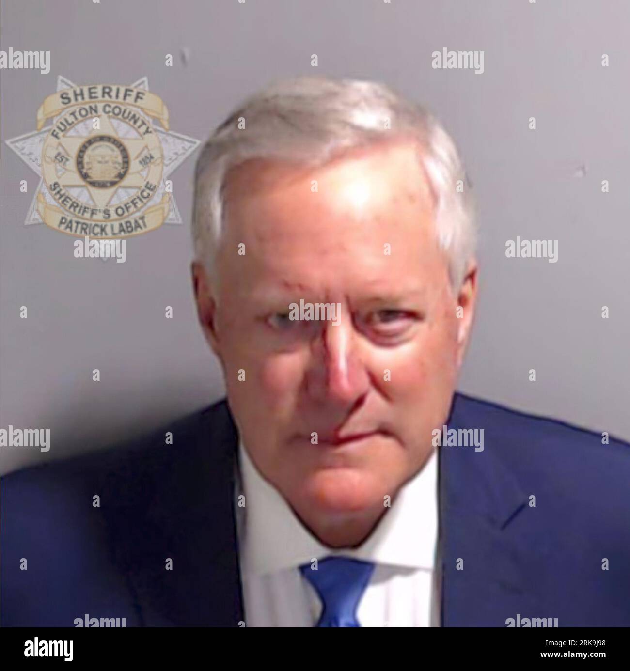 L'ex capo di stato maggiore della Casa Bianca, Mark Meadows, è stato prenotato nella prigione della contea di Fulton. Prima della sua resa, a Meadows fu concessa una cauzione di 100.000 dollari dall'ufficio del procuratore e dalla corte. Meadows è accusato di aver violato l'atto RICO dello stato e di aver sollecitato la violazione del giuramento da parte di un funzionario pubblico. (Fulton Co Foto dell'ufficio dello sceriffo) Foto Stock