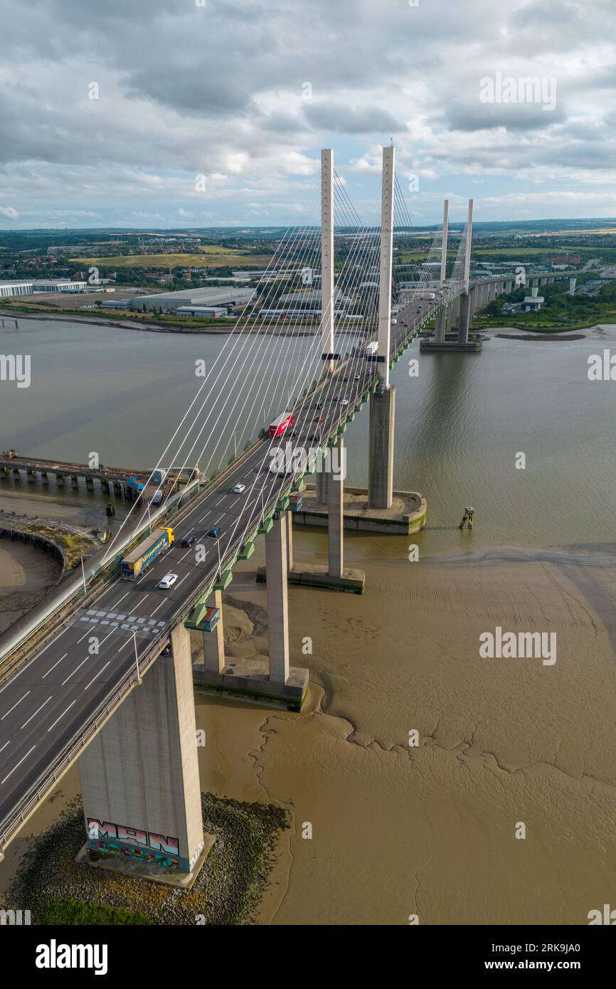 Vista aerea di Dartford Crossing sul Tamigi e sull'autostrada M25. Collegamenti di trasporto nel sud dell'inghilterra. Foto Stock