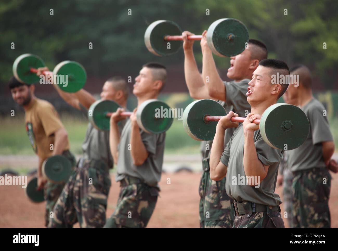 Bildnummer: 54203462 Datum: 04.07.2010 Copyright: imago/Xinhua (100704) -- NINGXIA, 4 luglio 2010 (Xinhua) -- soldati cinesi e pakistani prendono parte a una sessione di allenamento fisico durante un'esercitazione congiunta antiterrorismo cinese-pakistana a Qingtongxia, nella regione autonoma di Ningxia Hui della Cina nord-occidentale 4 luglio 2010. (Xinhua/Wang Jianmin) (nxl) CHINA-PAKISTAN-ANTI-TERRORISM-DRILL (CN) PUBLICATIONxNOTxINxCHN Gesellschaft Militär Übung Militärübung Austausch Anti Terror kbdig xdp 2010 quer o00 Gewichte Gewichtheben Bildnummer 54203462 Date 04 07 2010 Copyright Imago XINHUA Ningxia July Foto Stock