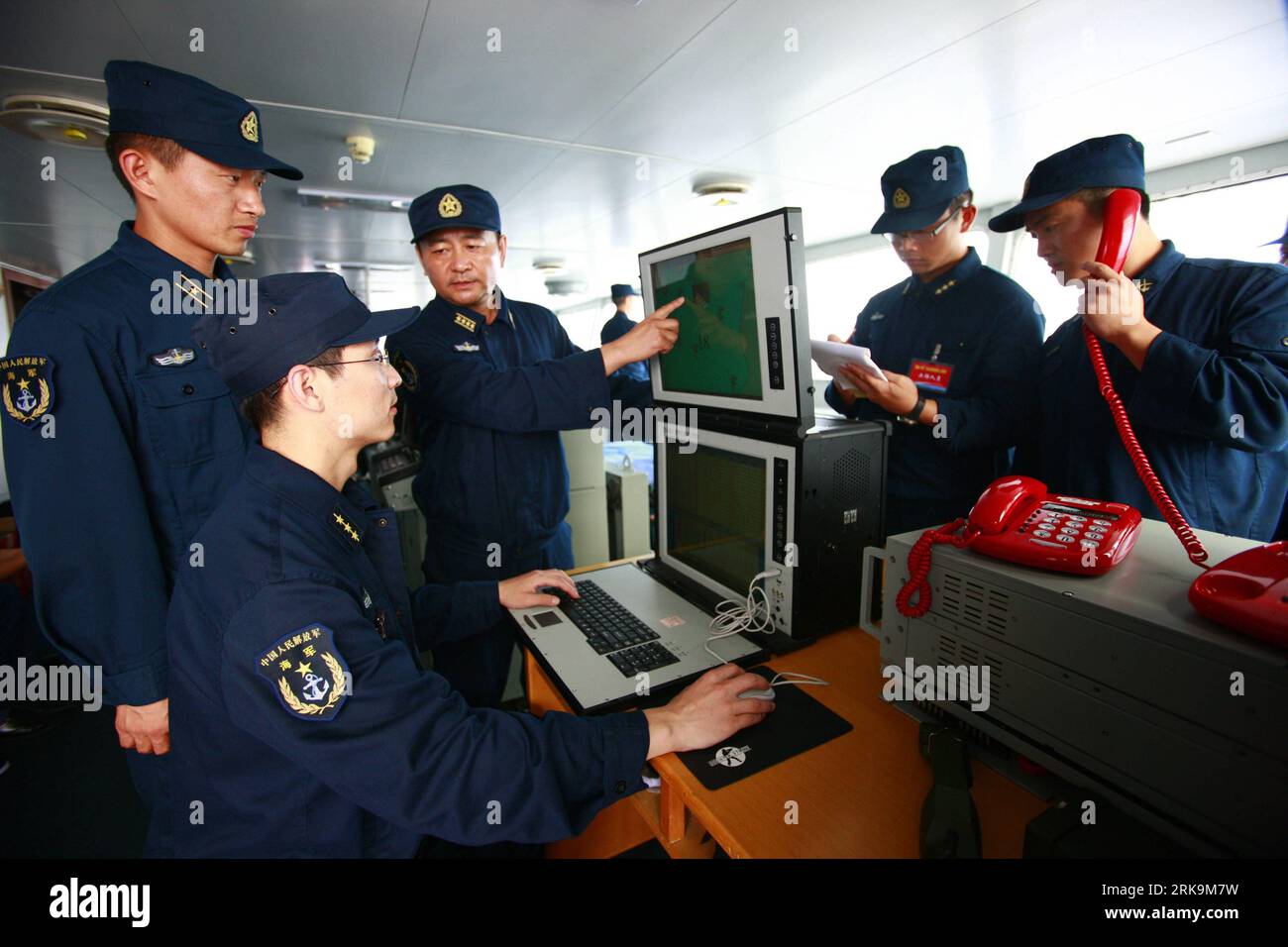 Bildnummer: 54211027 Datum: 01.07.2010 Copyright: imago/Xinhua (100706) -- ZHOUSHAN (ZHEJIANG), 6 luglio 2010 (Xinhua) -- la foto non datata mostra ufficiali e soldati cinesi dell'Esercito di Liberazione del popolo (PLA) assistono a un addestramento di routine di munizioni dal vivo nel Mar Cinese Orientale. L'addestramento è stato tenuto di recente dalla East China Sea Fleet della Marina. (Xinhua/Zha Chunming) (ypf) (1)CHINA-PLA NAVY-TRAINING (CN) PUBLICATIONxNOTxINxCHN Gesellschaft Militär Marine Übung Marineübung kbdig xsk 2010 quer; Aufnahmedatum geschätzt Bildnummer 54211027 Date 01 07 2010 Copyright Imago XINHUA Zhou Shan Zhejiang J. Foto Stock