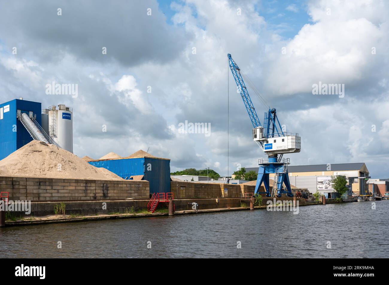 Koudekerk aan de Rijn, Olanda, Paesi Bassi, 10 luglio 2023 - attività industriale con cargo crain e stoccaggio alla rinfusa sulle rive del fiume Reno Foto Stock