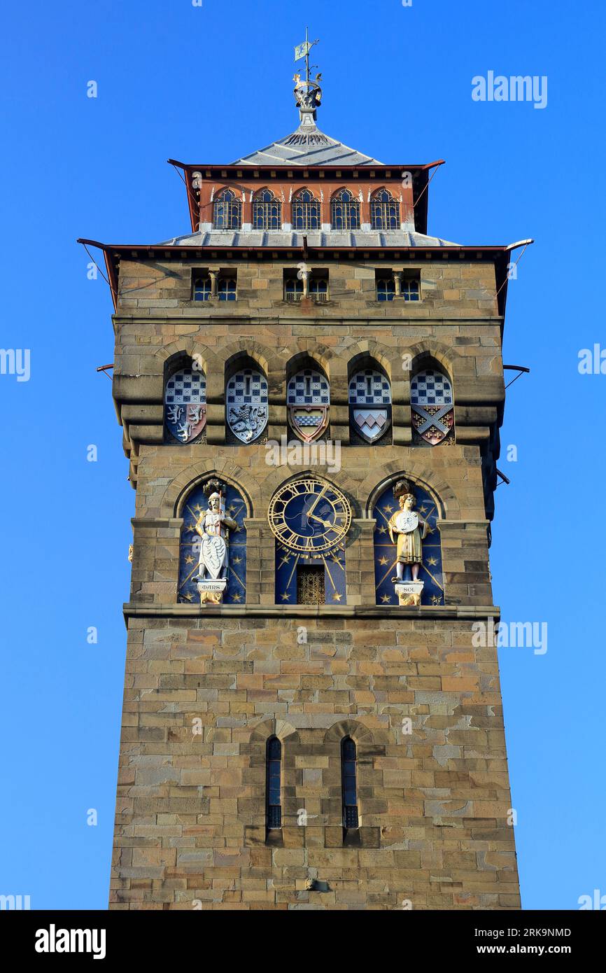 La Torre dell'Orologio, con figure ornamentali, il Castello di Cardiff contro il cielo blu. Scene di Cardiff. Preso nell'agosto 2023. Foto Stock