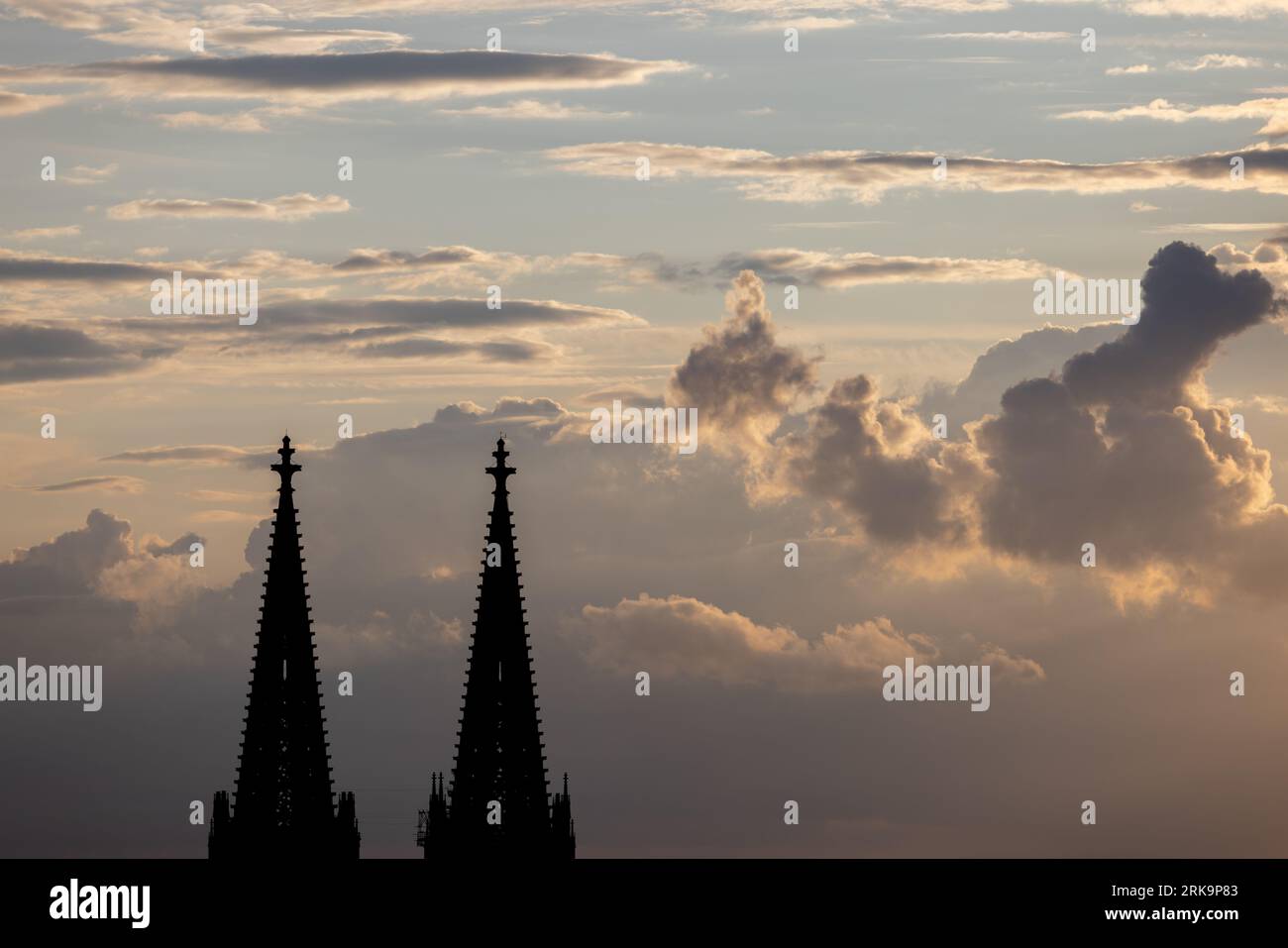 Cattedrale di Colonia, maestosa architettura gotica e guglie gemelle. Situato a Colonia, Germania, sito patrimonio dell'umanità dell'UNESCO vicino al Reno Foto Stock