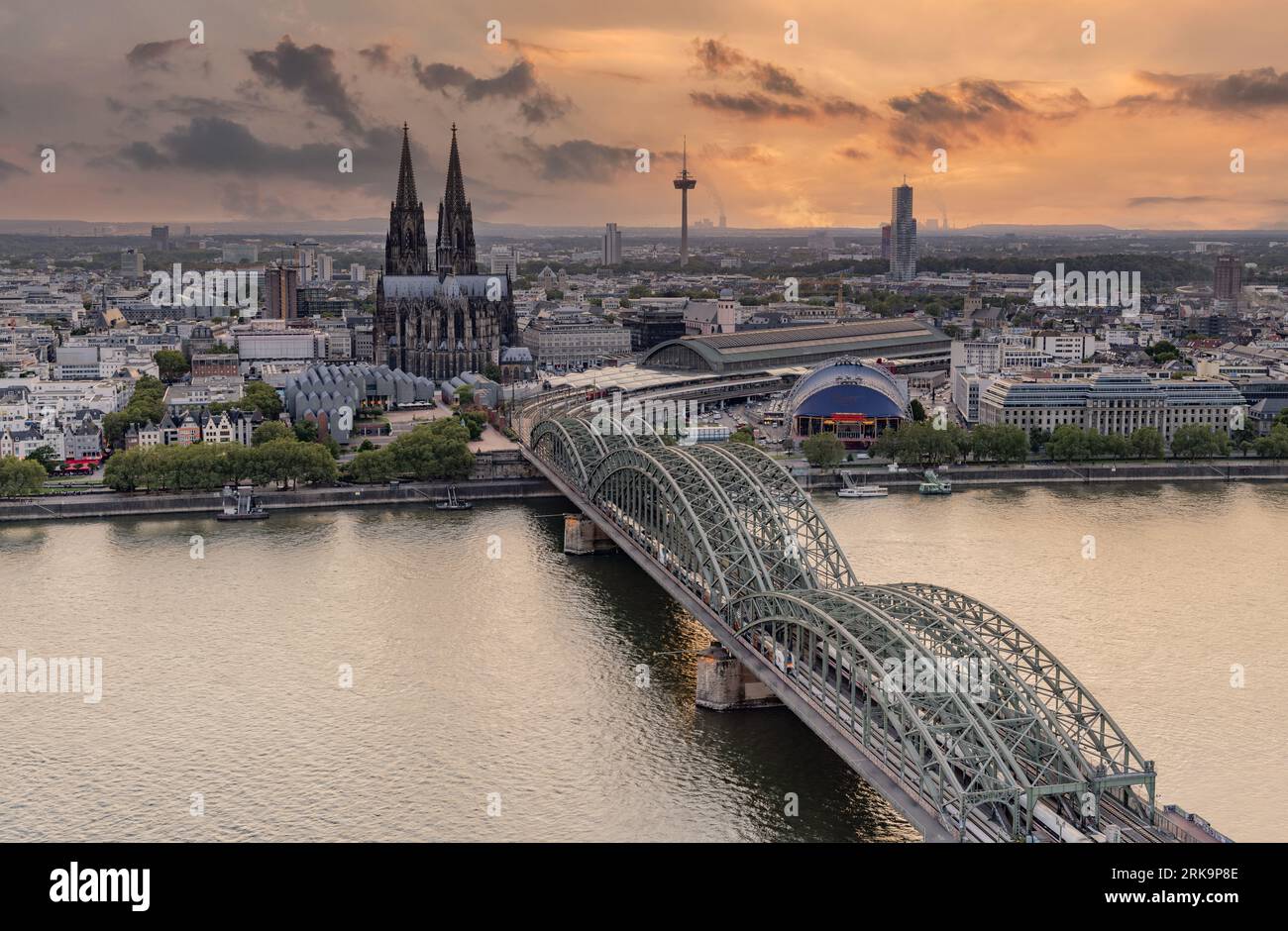 Cattedrale di Colonia, maestosa architettura gotica e guglie gemelle. Situato a Colonia, Germania, sito patrimonio dell'umanità dell'UNESCO vicino al Reno Foto Stock