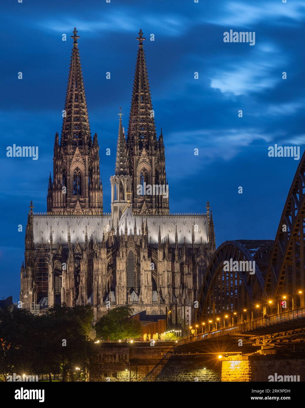 Cattedrale di Colonia, maestosa architettura gotica e guglie gemelle. Situato a Colonia, Germania, sito patrimonio dell'umanità dell'UNESCO vicino al Reno Foto Stock