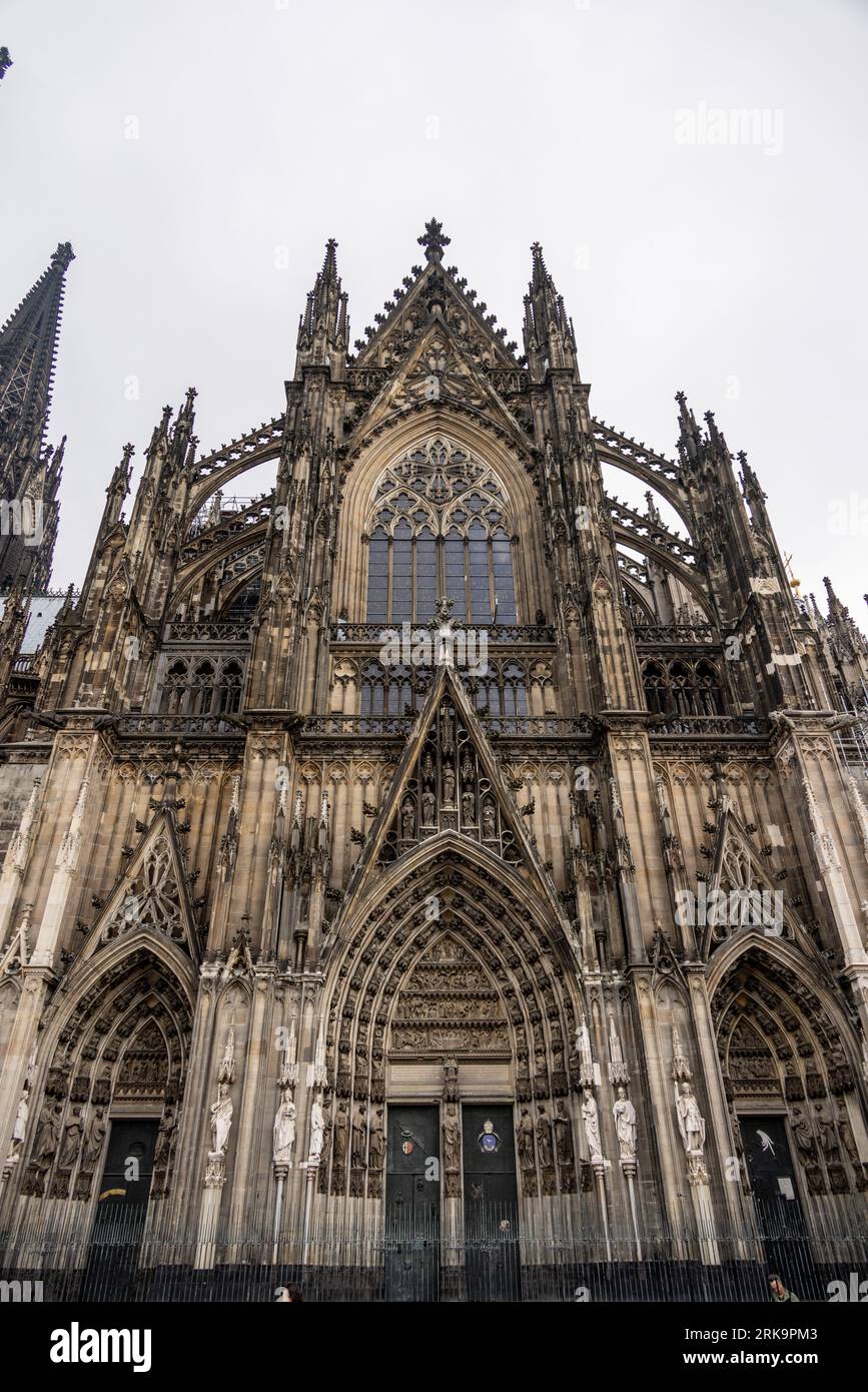 Cattedrale di Colonia da vicino dettagli di architettura e lavori in pietra. lavori in muratura e arcate nella storica cattedrale di colonia in germania. Foto Stock