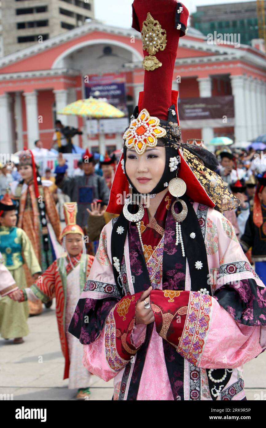Bildnummer: 54225335 Datum: 13.07.2010 Copyright: imago/Xinhua (100713) -- ULAN BATOR, 13 luglio 2010 (Xinhua) -- Un modello mostra costume nazionale mongolo a Ulan Bator, capitale della Mongolia, 13 luglio 2010. Il quarto Festival nazionale del costume mongolo si è tenuto a Ulan Bator martedì. (Xinhua/A Sigang) (jl) MONGOLIA-ULAN BATOR-NATIONAL COSTUME FESTIVAL PUBLICATIONxNOTxINxCHN Gesellschaft Land und Leute Folklore Kostüm Tradition kbdig xdp 2010 hoch o00 Frau Bildnummer 54225335 Date 13 07 2010 Copyright Imago XINHUA Ulan Bator July 13 2010 XINHUA Model Displays Mongolian National co Foto Stock