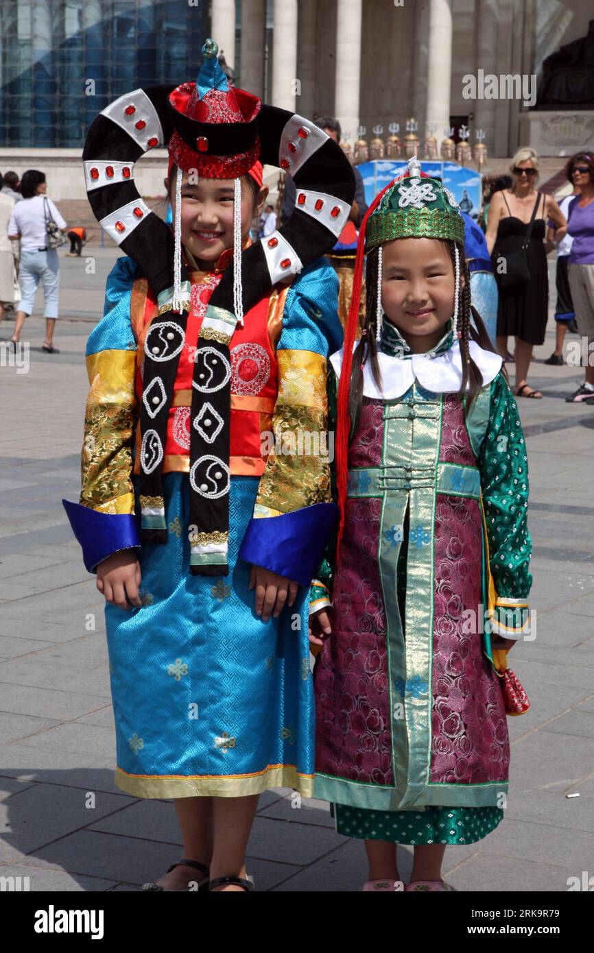 Bildnummer: 54225331 Datum: 13.07.2010 Copyright: imago/Xinhua (100713) -- ULAN BATOR, 13 luglio 2010 (Xinhua) -- i modelli mostrano costumi nazionali mongoli a Ulan Bator, capitale della Mongolia, 13 luglio 2010. Il quarto Festival nazionale del costume mongolo si è tenuto a Ulan Bator martedì. (Xinhua/A Sigang) (jl) MONGOLIA-ULAN BATOR-NATIONAL COSTUME FESTIVAL PUBLICATIONxNOTxINxCHN Gesellschaft Land und Leute Folklore Kostüm Tradition kbdig xdp 2010 hoch o00 Frau Bildnummer 54225331 Date 13 07 2010 Copyright Imago XINHUA Ulan Bator July 13 2010 XINHUA Models display Mongolian National Costu Foto Stock