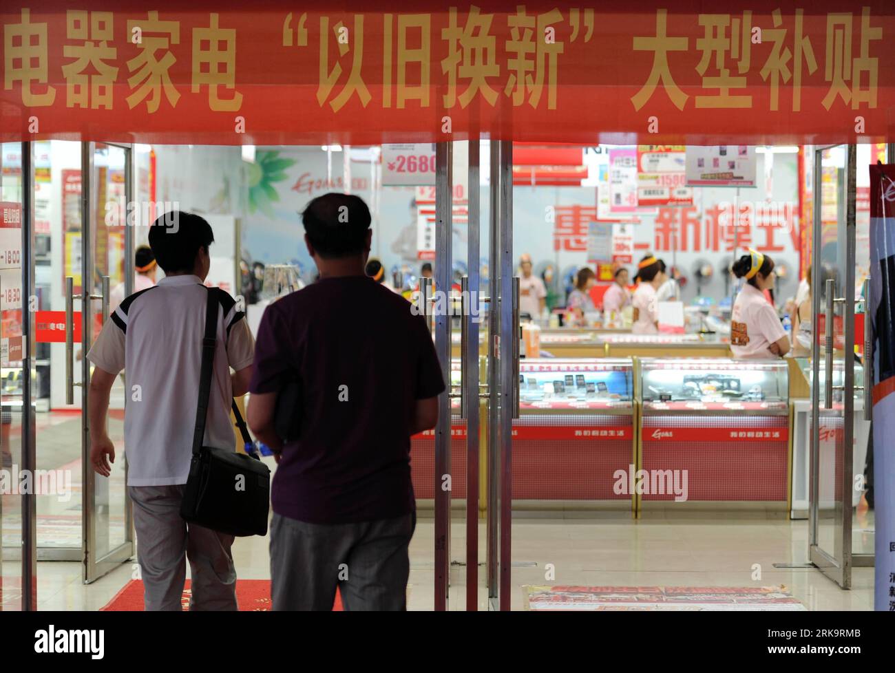 Bildnummer: 54227697 Datum: 14.07.2010 Copyright: imago/Xinhua i cittadini locali entrano in un negozio di elettrodomestici per conoscere il programma di sovvenzione per la sostituzione degli elettrodomestici a Shenyang, provincia di Liaoning della Cina nordorientale, 14 luglio 2010. Secondo la politica, il governo concederà una sovvenzione del 10% dei nuovi elettrodomestici a persone giuridiche registrate o residenti che acquistano nuovi elettrodomestici e, allo stesso tempo, restituiscono quelli usati per la sostituzione. (Xinhua/Zheng lei) (px) (3)CHINA-LIAONING-REPLACEMENT-HOUSEHOLD ELECTRICAL APPLIANCES-PRO Foto Stock