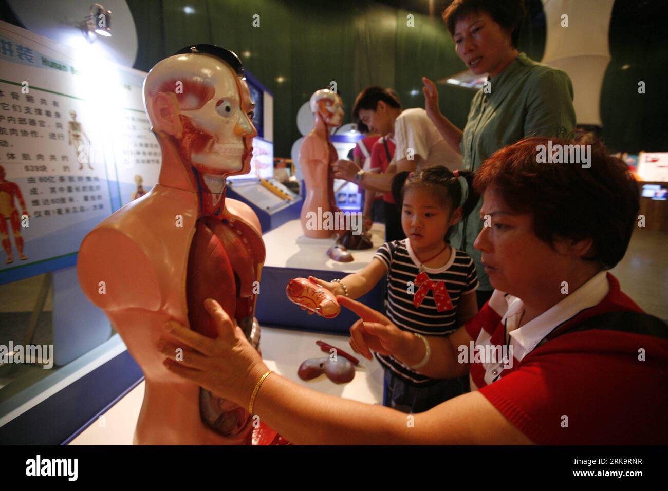 Bildnummer: 54226988 Datum: 13.07.2010 Copyright: imago/Xinhua (100714) -- XIAMEN, 14 luglio 2010 (Xinhua) -- i visitatori imparano l'anatomia del corpo umano in una mostra di investigazione del crimine al Xiamen Science and Technology Museum di Xiamen, nella provincia del Fujian della Cina sudorientale, 13 luglio 2010. Aperta martedì, la mostra è stata progettata per testare le capacità deduttive dei visitatori e divulgare la scienza forense. (Xinhua/Feng Xiaofei) (wqq) CHINA-FUJIAN-XIAMEN-SCITECH MUSEUM-CRIME INVESTIGATION EXHIBITION (CN) PUBLICATIONxNOTxINxCHN Wirtschaft Messen Gesellschaft Kriminalität Technik Verbrechensbekämpfung Unte Foto Stock