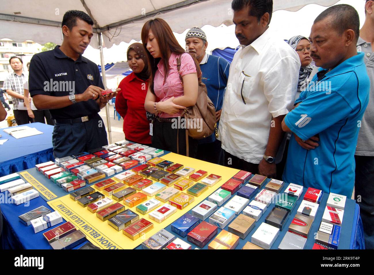 Bildnummer: 54229792 Datum: 15.07.2010 Copyright: imago/Xinhua (100715) -- KUALA LUMPUR, 15 luglio 2010 (Xinhua) -- Guarda i sigaretti contrabbandati esposti dall'ufficio doganale malese a Kuala Lumpur, Malesia, 15 luglio 2010. L'ufficio doganale e doganale malese ha svolto attività lunedì chiedendo di non comprare e fumare sigarette contrabbandate. Lo scorso anno la Malesia ha perso un fatturato di oltre 650 milioni di Ringgit (circa 203 USD) a causa del contrabbando di sigarette. (Xinhua/Chong Voon Chung) (zhs) (2)MALAYSIA-KUALA LUMPUR-SIGARETTE PUBLICATIONxNOTxINxCHN Gesellschaft kbdig xsk 2010 quer o0 Zigaretten Foto Stock