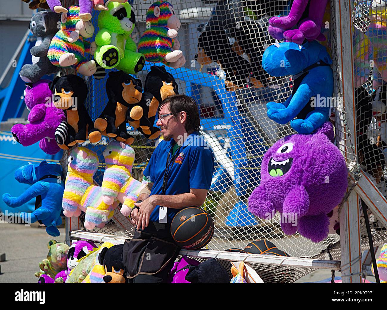 Un dipendente del carnevale che aspetta clienti alla fiera di Marshfield. Marshfield, Massachusetts, USA Foto Stock