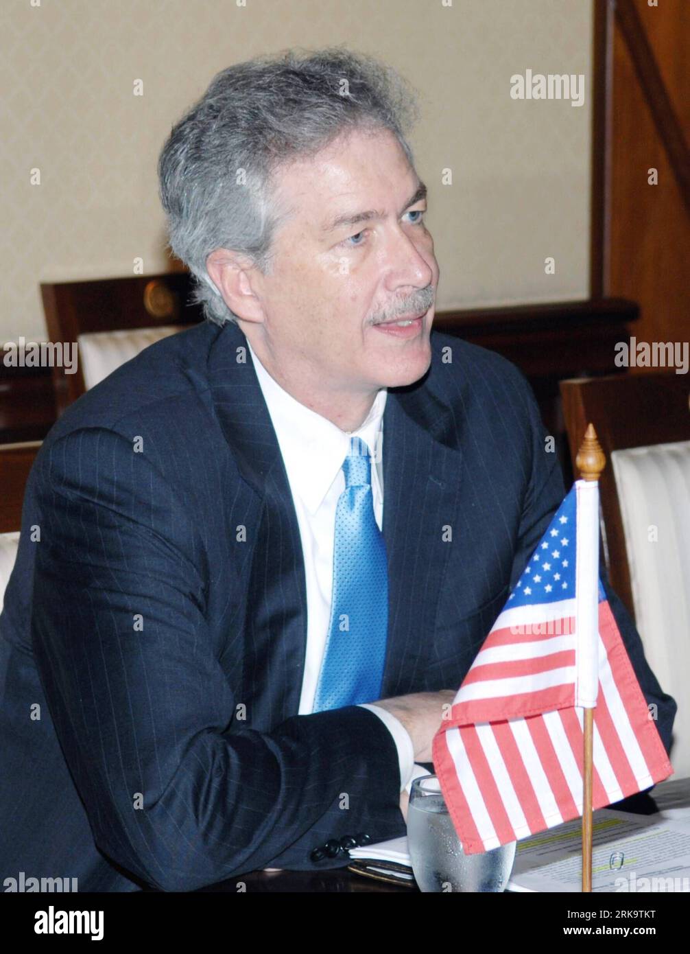 Bildnummer: 54232196 Datum: 16.07.2010 Copyright: imago/Xinhua BANGKOK, 16 luglio 2010 (Xinhua) - il Sottosegretario di Stato americano William Burns parla durante l'incontro con il ministro degli Esteri tailandese a Bangkok, Thailandia, il 16 luglio 2010. William Burns ha detto venerdì che gli Stati Uniti sperano che il governo thailandese possa revocare lo stato di emergenza a Bangkok e in altre 18 province il prima possibile . (Xinhua/Shi Xianzhen)(zx) (CORREZIONE)(3)THAILANDIA-BANGKOK-FM-US SOTTOSEGRETARIO DI STATO PER LA RIUNIONE PUBLICATIONxNOTxINxCHN People Politik kbdig xdp 2010 hoch premiumd xint Bildnummer 54232196 Data 16 07 20 Foto Stock