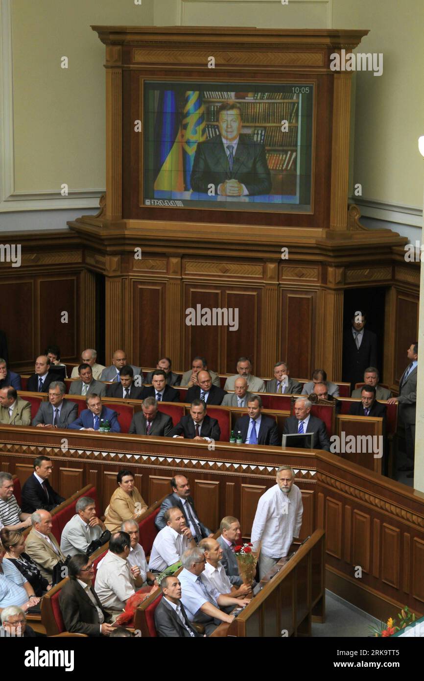 Bildnummer: 54232247 Datum: 16.07.2010 Copyright: imago/Xinhua (100716) - KIEV, 16 luglio 2010 (Xinhua) - il videomessaggio del presidente ucraino Viktor Yanukovych viene mostrato durante un evento che segna il 20° anniversario della dichiarazione di sovranità statale del paese in Parlamento a Kiev, capitale dell'Ucraina, il 16 luglio 2010. I leader ucraini si sono incontrati venerdì in Parlamento per celebrare il 20° anniversario della sovranità statale del paese. (Xinhua/Sergei Starostenko) (lr) (2)UCRAINA-SOVRANITÀ DELLO STATO DI KIEV-20° ANNIVERSARIO PUBLICATIONxNOTxINxCHN People Politik kbdig xsp 2010 hoch o0 totale Videoprojektion Foto Stock