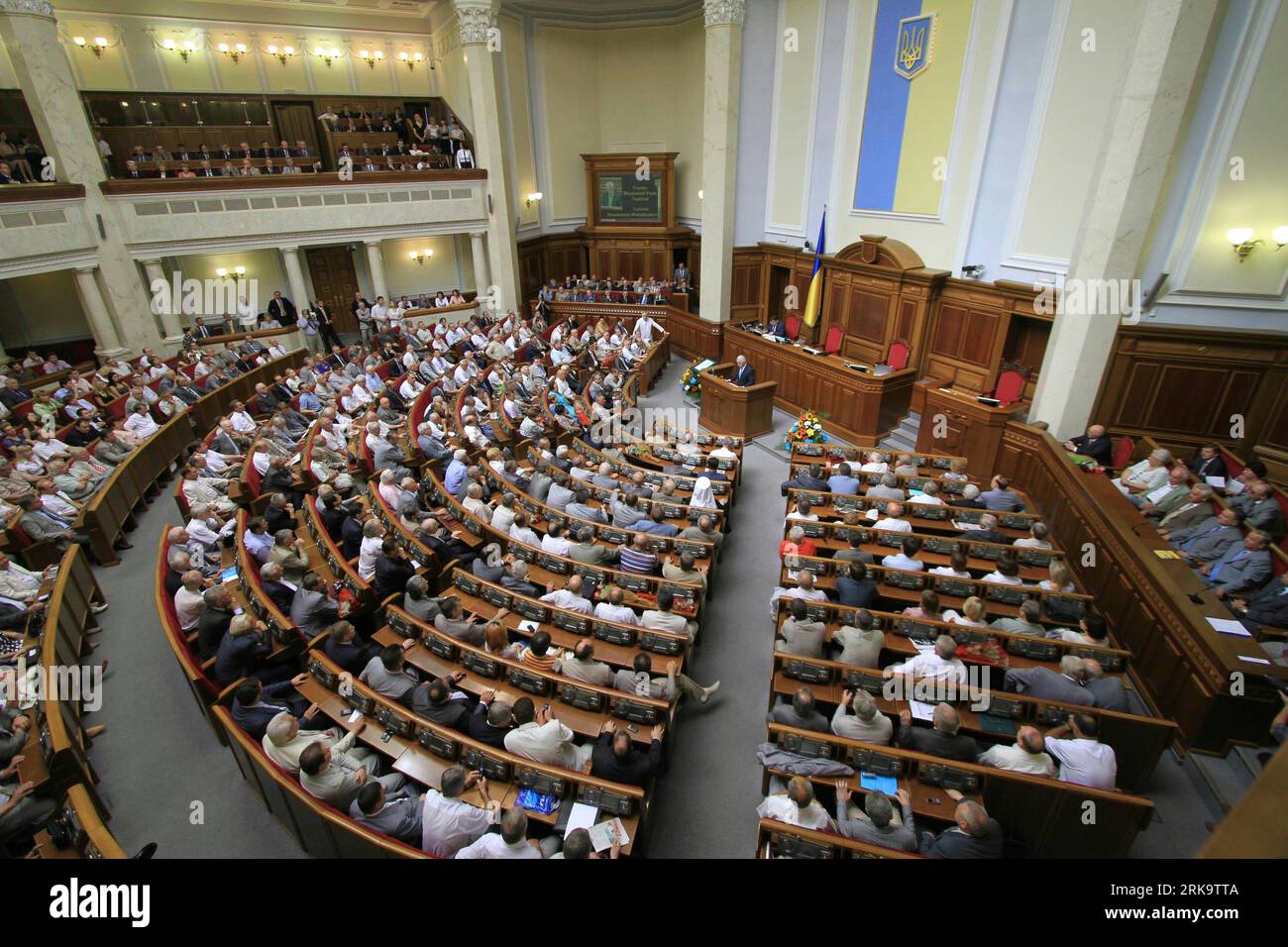 Bildnummer: 54232248 Datum: 16.07.2010 Copyright: imago/Xinhua (100716) - KIEV, 16 luglio 2010 (Xinhua) - i membri del parlamento ucraino partecipano a un evento che segna il 20 ° anniversario della dichiarazione di sovranità statale del paese in Parlamento a Kiev, capitale dell'Ucraina, il 16 luglio 2010. I leader ucraini si sono incontrati venerdì in Parlamento per celebrare il 20° anniversario della sovranità statale del paese. (Xinhua/Sergei Starostenko) (lr) (3)UCRAINA-SOVRANITÀ DELLO STATO DI KIEV-20° ANNIVERSARIO PUBLICATIONxNOTxINxCHN People Politik kbdig xsp 2010 quer o0 totale Parlament Gebäude Jubiläum Staatsgründung Gründung Foto Stock