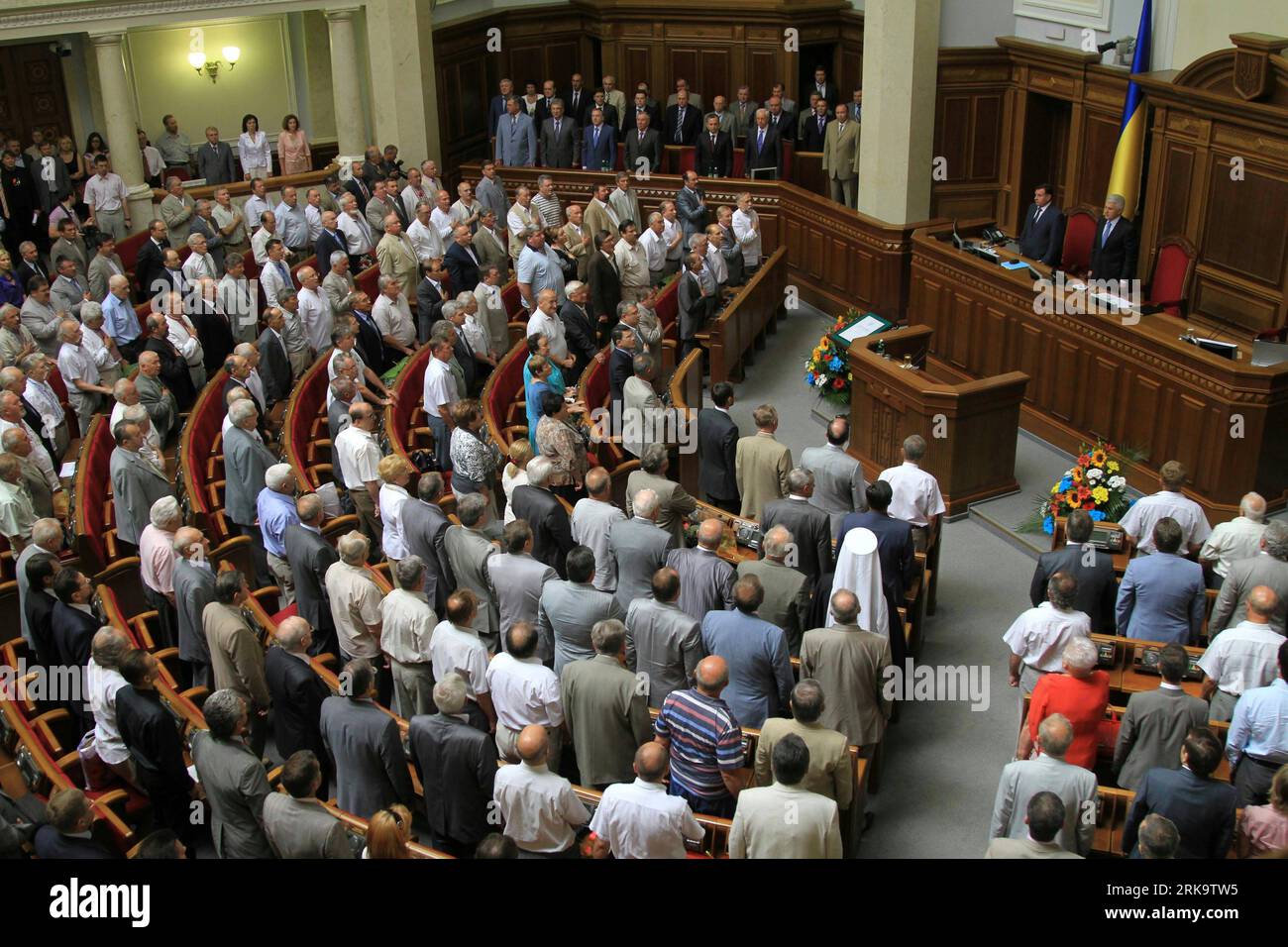 Bildnummer: 54232249 Datum: 16.07.2010 Copyright: imago/Xinhua (100716) - KIEV, 16 luglio 2010 (Xinhua) - i membri del parlamento ucraino partecipano a un evento che segna il 20 ° anniversario della dichiarazione di sovranità statale del paese in Parlamento a Kiev, capitale dell'Ucraina, il 16 luglio 2010. I leader ucraini si sono incontrati venerdì in Parlamento per celebrare il 20° anniversario della sovranità statale del paese.(Xinhua/Sergei Starostenko) (lr) (4)UCRAINA-SOVRANITÀ DELLO STATO DI KIEV-20° ANNIVERSARIO PUBLICATIONxNOTxINxCHN People Politik kbdig xsp 2010 quer o0 totale Parlament Jubiläum Staatsgründung Gründung Bildn Foto Stock