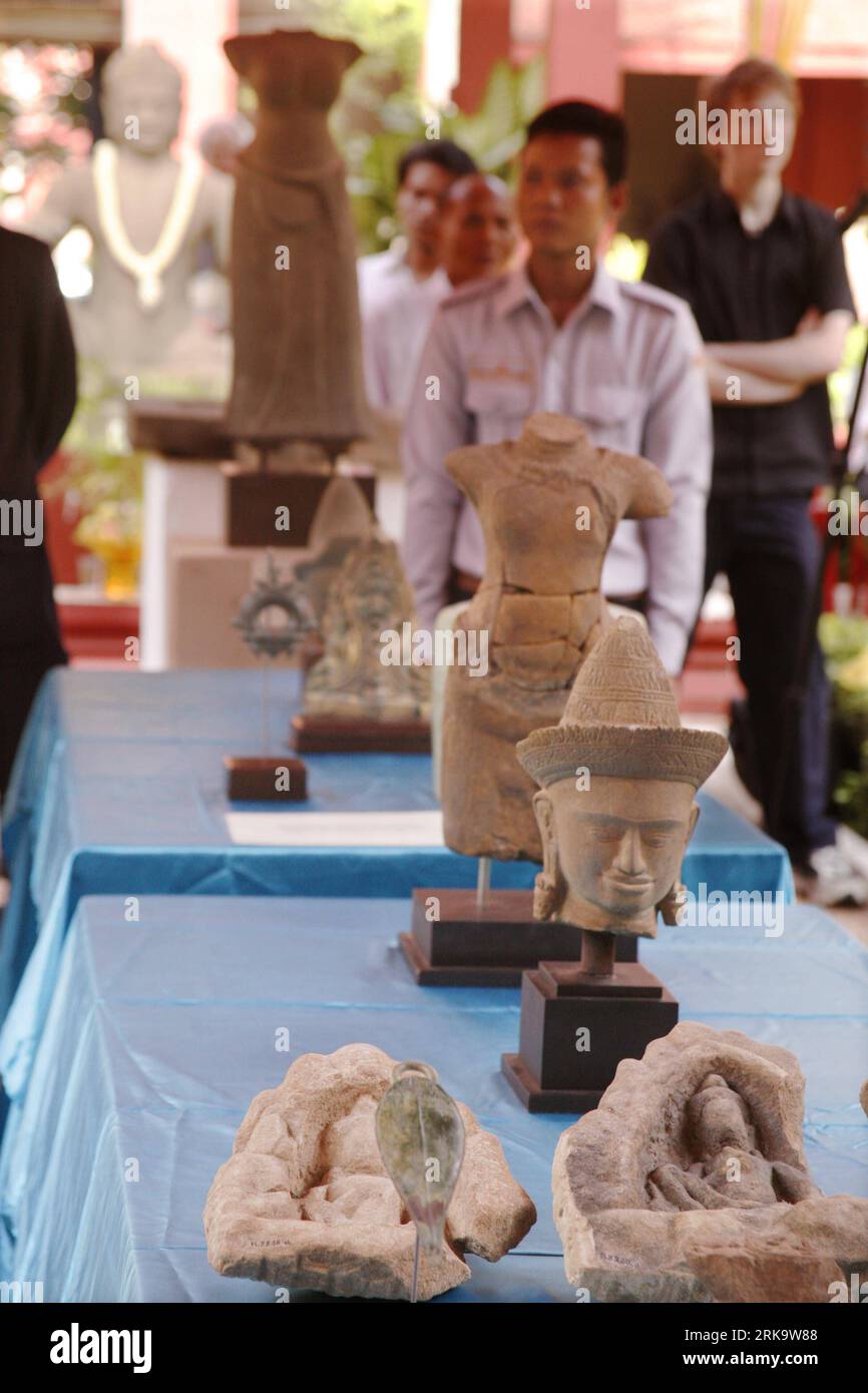 Bildnummer: 54235654 Datum: 18.07.2010 Copyright: imago/Xinhua (100718) - PHNOM PENH, 18 luglio 2010 (Xinhua) - sette pezzi di manufatti Khmer sono visti durante la cerimonia di consegna al Museo Nazionale di Phnom Penh, Cambogia, 18 luglio. 2010. Una cerimonia di consegna si è svolta qui per il ritorno di sette manufatti Khmer dagli Stati Uniti alla Cambogia. (Xinhua/Seiremony) (gj) (4)CAMBOGIA-PHNOM PENH-U.S.-KHMER ARTIFACTS-RETURN PUBLICATIONxNOTxINxCHN Kunstschätze Rückführung kbdig xsp 2010 hoch o0 Objekte Bildnummer 54235654 Date 18 07 2010 Copyright Imago XINHUA Phnom Penh July 18 2010 XINHUA Foto Stock