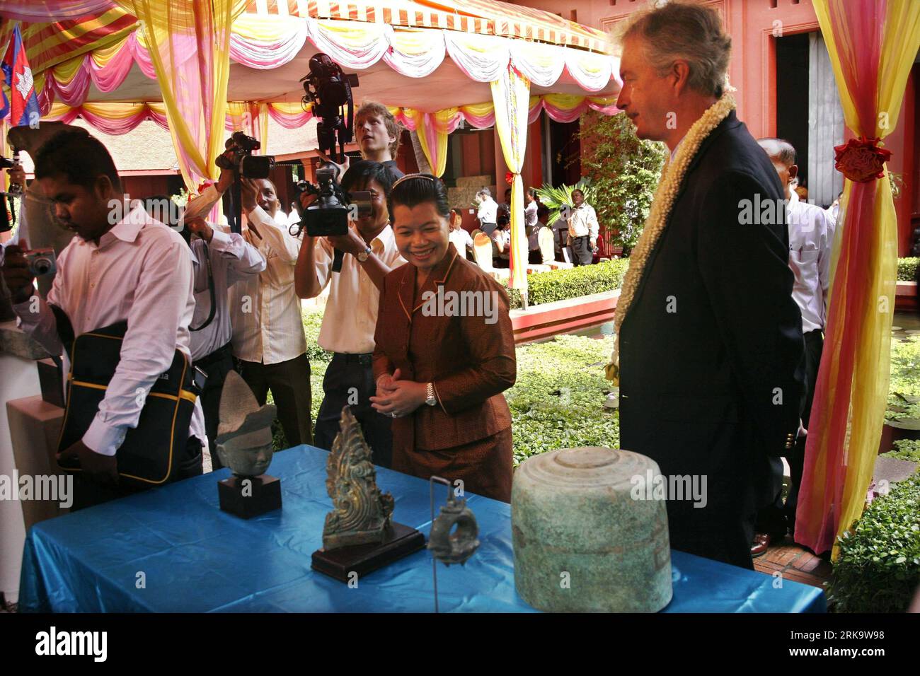 Bildnummer: 54235655 Datum: 18.07.2010 Copyright: imago/Xinhua (100718) - PHNOM PENH, 18 luglio 2010 (Xinhua) -- il vice primo ministro cambogiano Men Sam On (R2) e William Burns, Sottosegretario di Stato per gli affari politici, guarda i manufatti Khmer restituiti al Museo Nazionale di Phnom Penh, Cambogia, 18 luglio. 2010. Una cerimonia di consegna si è svolta qui per il ritorno di sette manufatti Khmer dagli Stati Uniti alla Cambogia. (Xinhua/Seiremony) (gj) (3)CAMBOGIA-PHNOM PENH-U.S.-KHMER ARTIFACTS-RETURN PUBLICATIONxNOTxINxCHN People Politik Kunstschätze Rückführung kbdig xsp 2010 quer Foto Stock