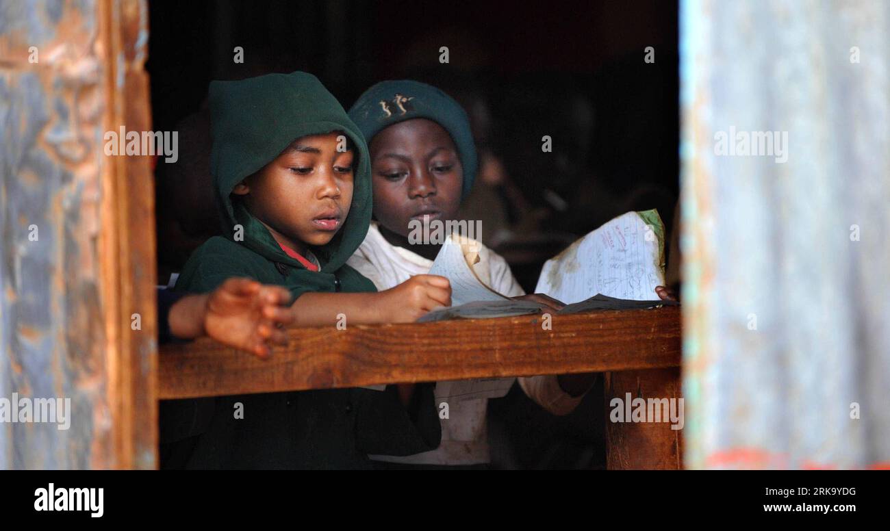 Bildnummer: 54245284 Datum: 21.07.2010 Copyright: imago/Xinhua (100722) -- NAIROBI, 22 luglio 2010 (Xinhua) -- gli studenti frequentano le lezioni della scuola di soccorso Stara a Kibera di Nairobi, capitale del Kenya, il 21 luglio 2010. La scuola di salvataggio Stara è stata fondata nel 2000 nella baraccopoli di Kibera a Nairobi. Quarantotto bambini su circa 500 nella scuola di soccorso di Stara sono stati diagnosticati con HIV/AIDS e attualmente sono sotto farmaci antiretrovirali. Circa il 70 per cento dei bambini della scuola sono orfani dall'AIDS, il 10 per cento di loro viene trascurato e abusato, mentre un altro 5 per cento proviene da famiglie di povertà estrema. T Foto Stock